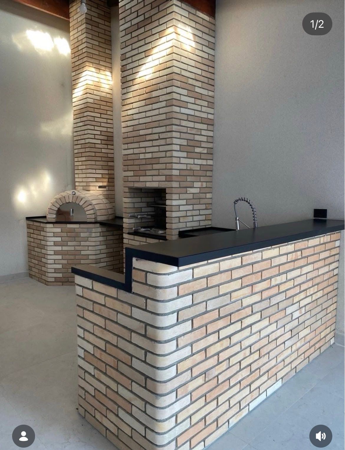 Churrasqueira com forno iglu e bancada de tijolinho