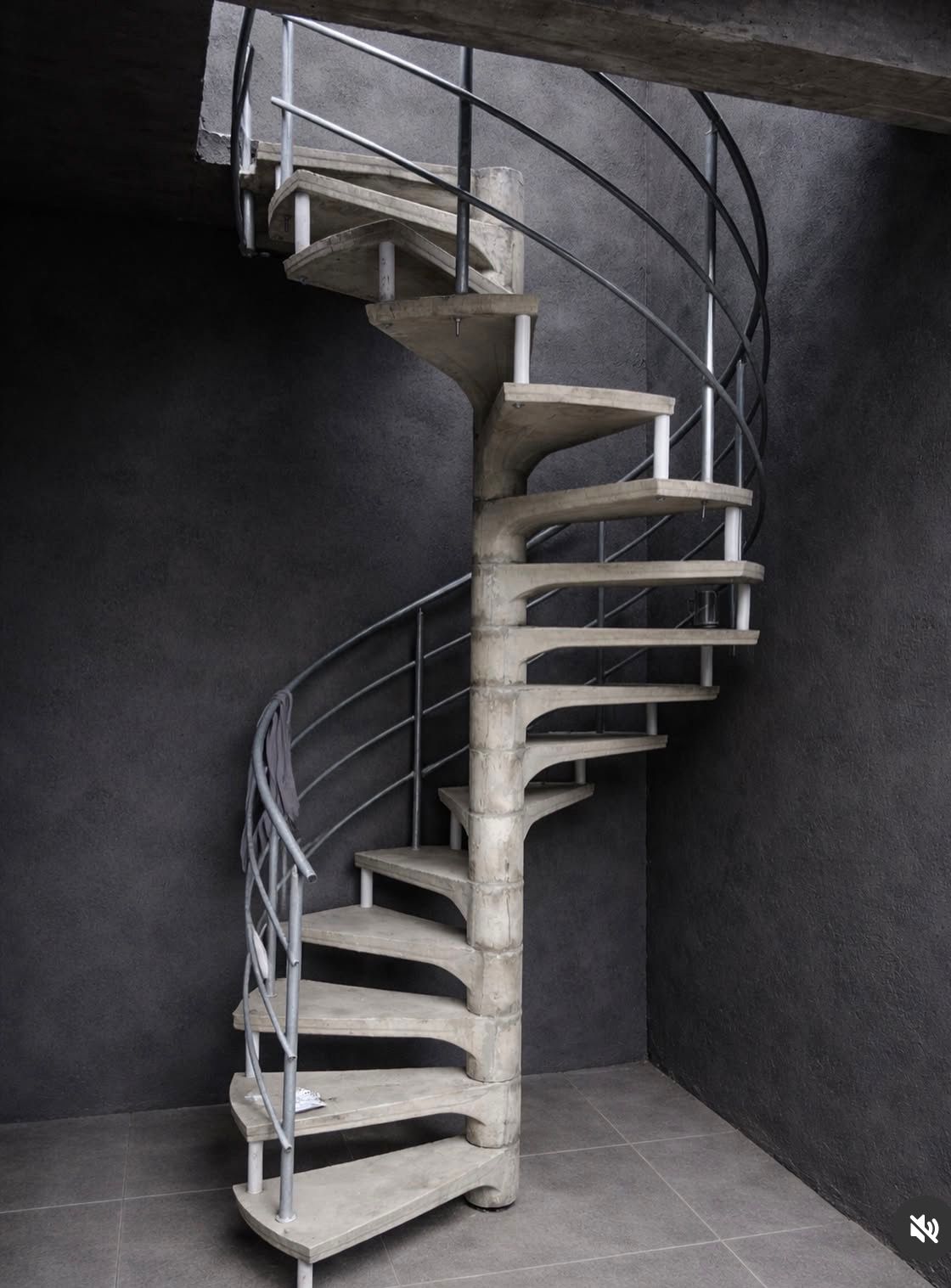 Escada caracol pre-moldada com corrimao metalico